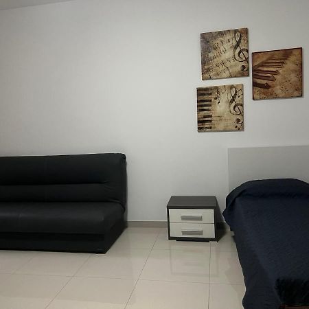 Claire'S Court Apartment Марсахлок Екстериор снимка