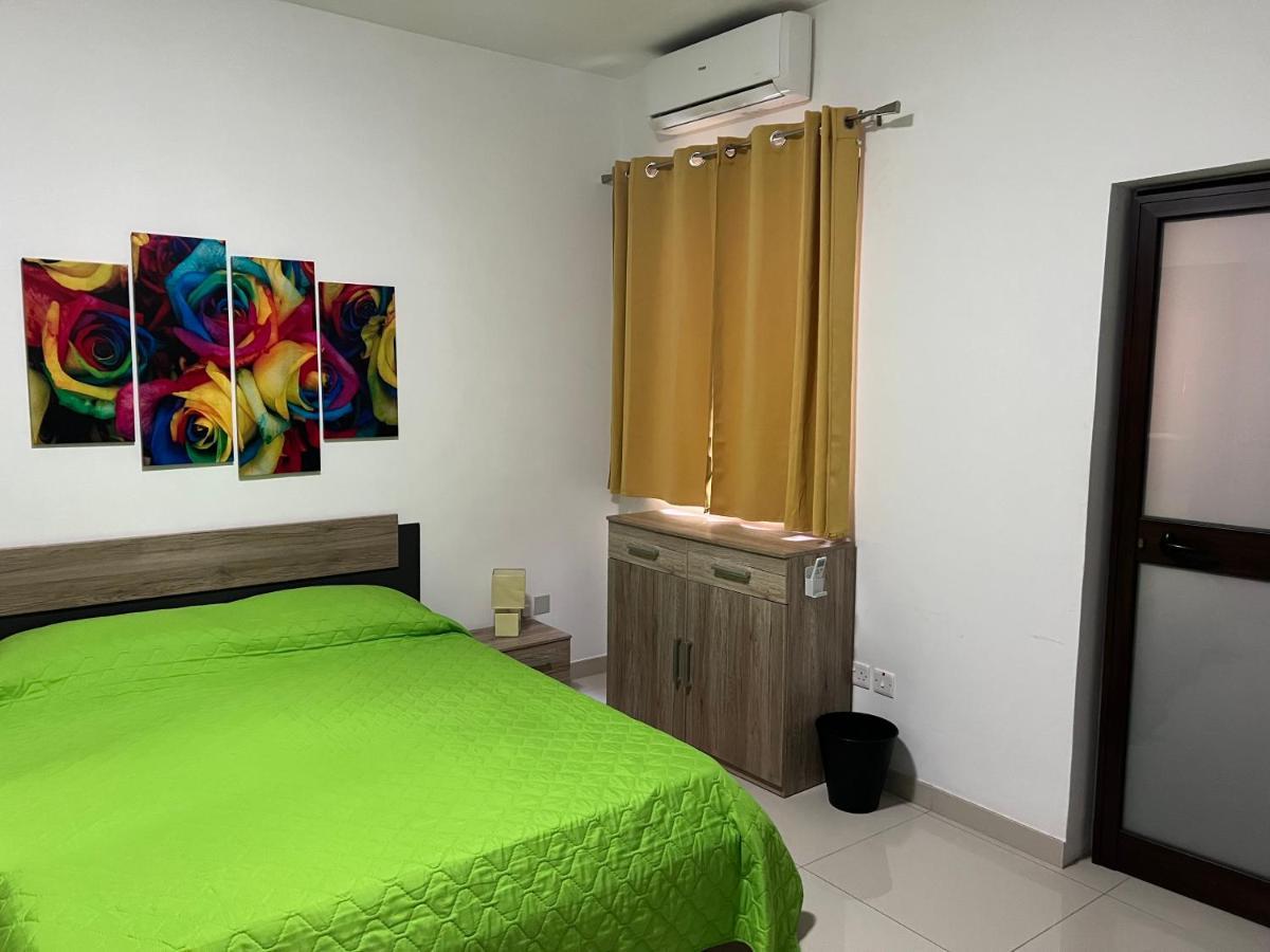 Claire'S Court Apartment Марсахлок Екстериор снимка